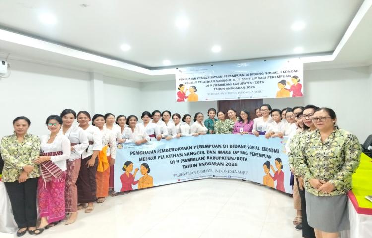 Tingkatkan-Keterampilan-dan-Peluang-Usaha-Forum-Puspa-Bangli-Gelar-Pelatihan-Sanggul-dan-Make-Up.html